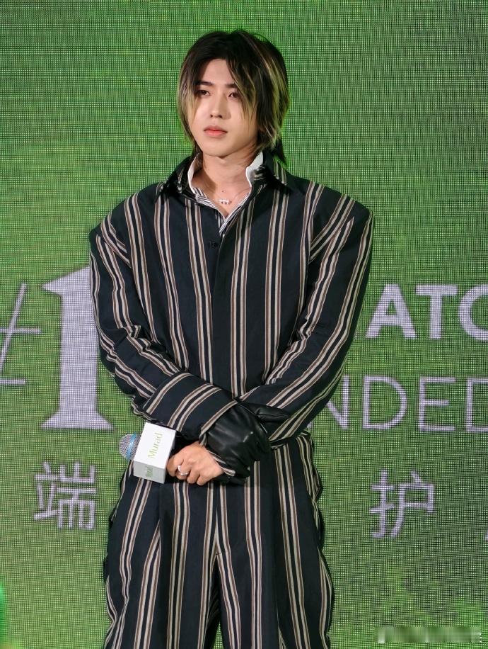蔡徐坤说COLDY首封来了镜头之下状态绝佳，金发造型适配度直接拉满，清冷氛围感拿