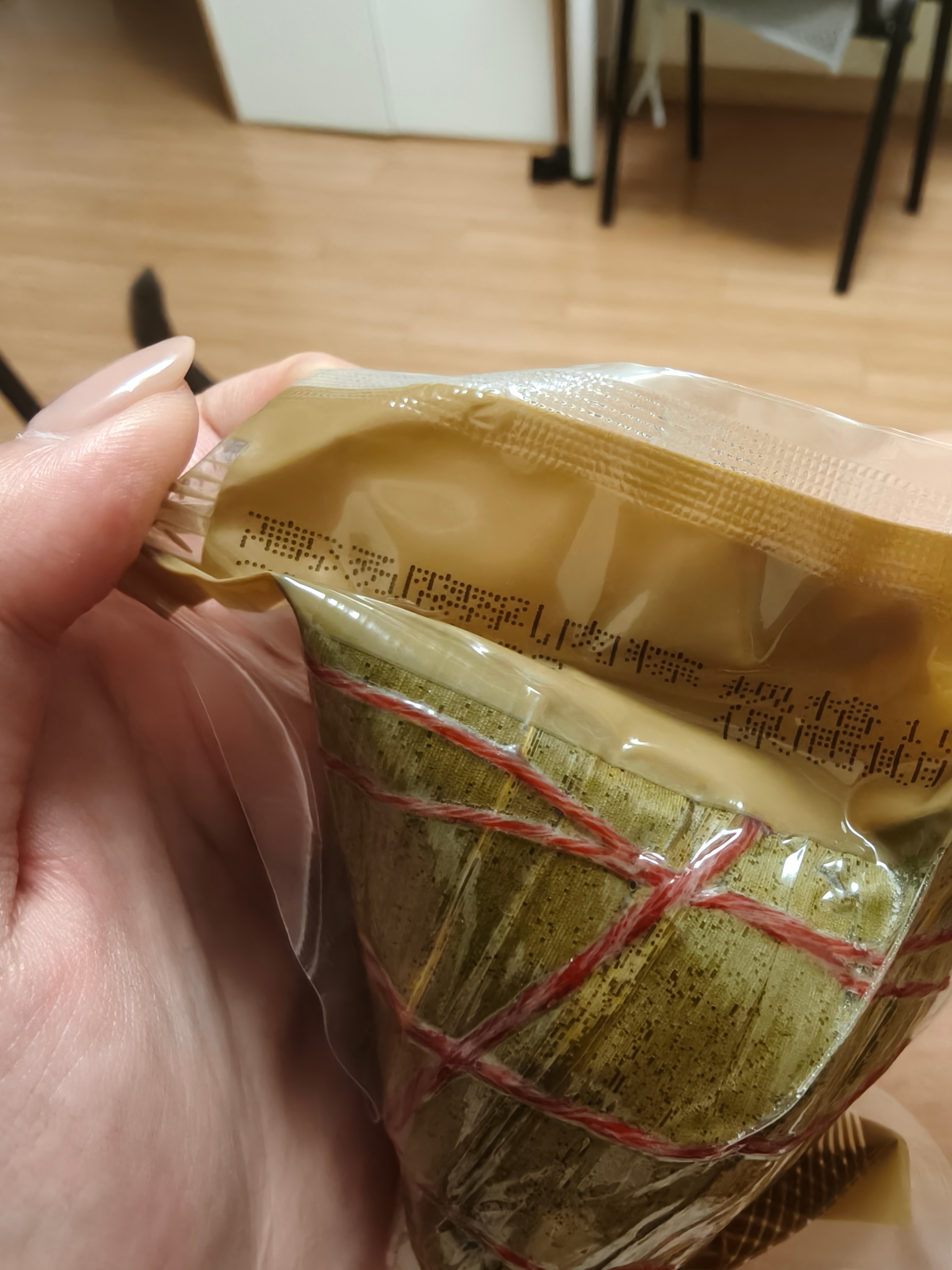 现在的粽子越做越离谱，直到今天，有一个品牌方寄来的粽子，竟然是腐乳肉粽悬着的心终