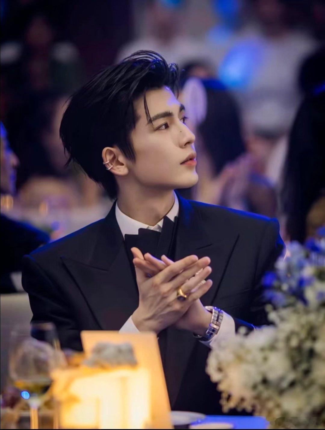 金靖说明显感觉到张凌赫太火了张凌赫一直给人待爆咖的感觉逐玉那么多人喷粉底液将军也