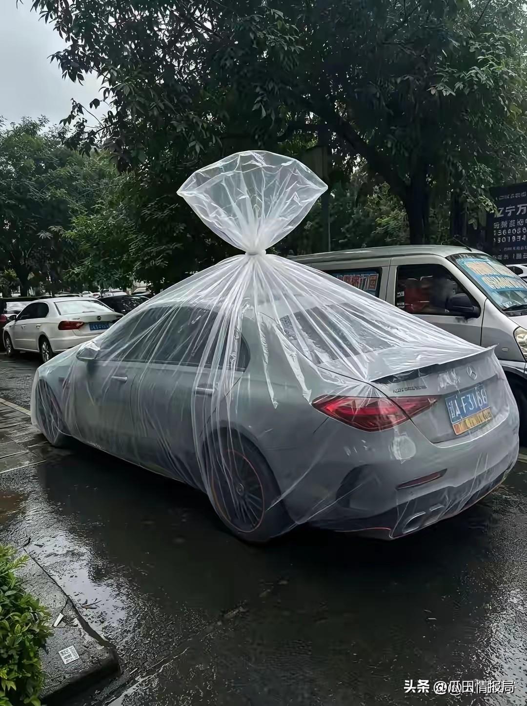 沈阳一位大哥，在暴雨里干了件让全网惊呆的事。他掏出了一个巨大的塑料袋，直接就把自