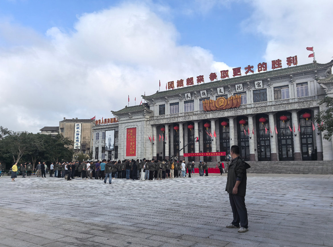 杨紫玉兰花开君再来开机现场图 杨紫《玉兰花开君再来》开机现场布景路透，场面好宏大