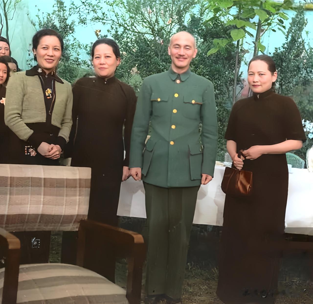 这是1940年宋氏三姐妹与蒋中正在重庆留下的一张合影老照片，这绝对不是演戏，也绝