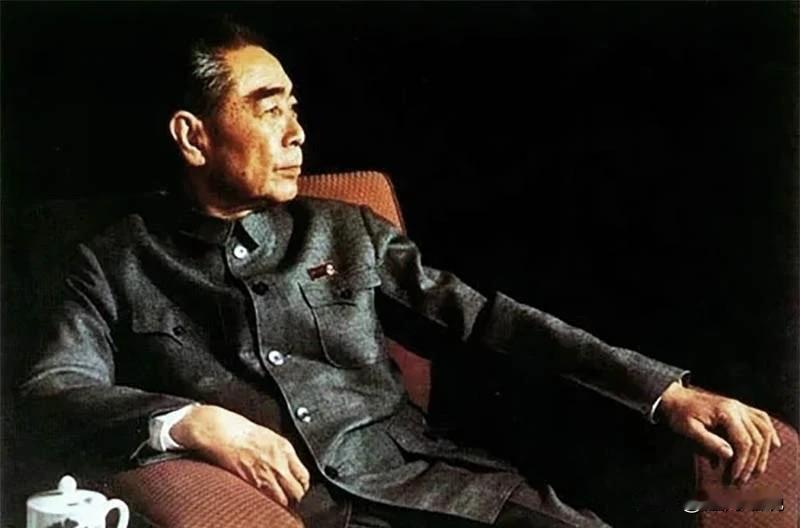 5O年前，法国群众到巴黎公社社员墙前敬献花圈并追悼周总理。

1976年1月8日