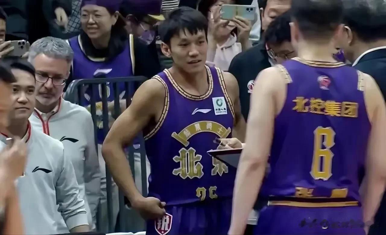 据媒体报导，网红球员曹芳，要报名参加本赛季的CBA选秀！
原因就是，CBA某支球