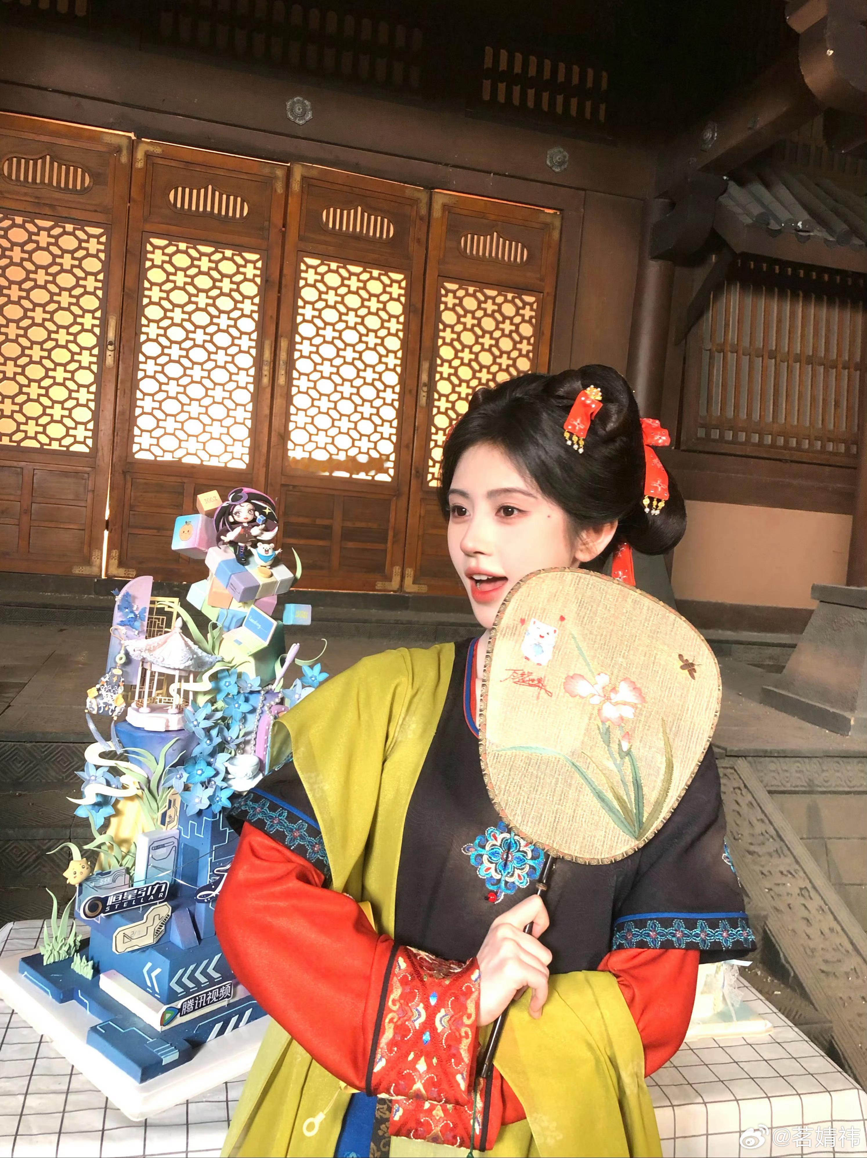 鞠婧祎阿黛 🍊 鞠婧祎苏绿夏山城永远有夏天的模样，南滨路总是灯火通明，江边那栋