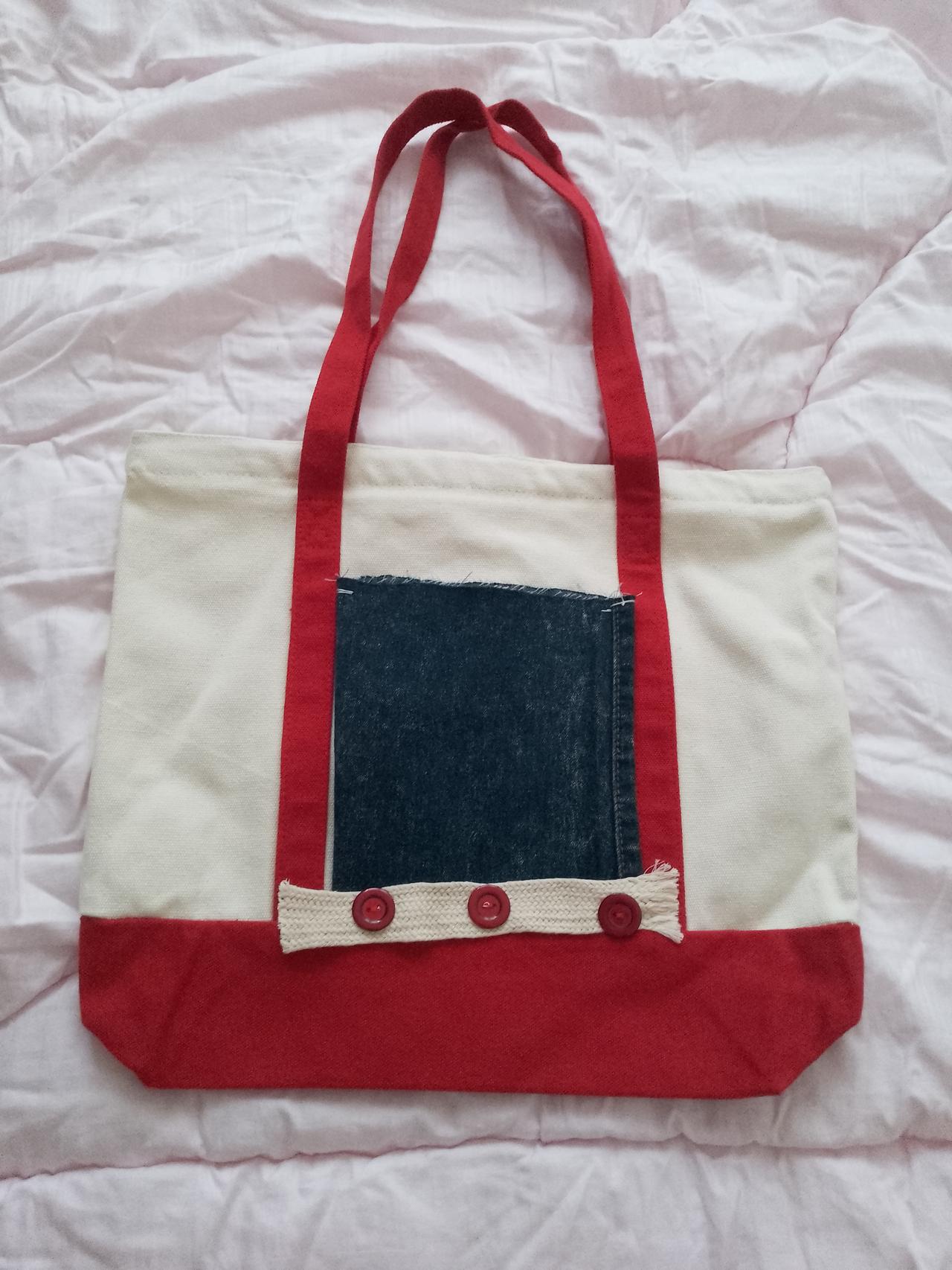 家里有旧牛仔裤的不要急着丢掉，因为牛仔裤的布料比较好的，还可以改成布袋装东西，我