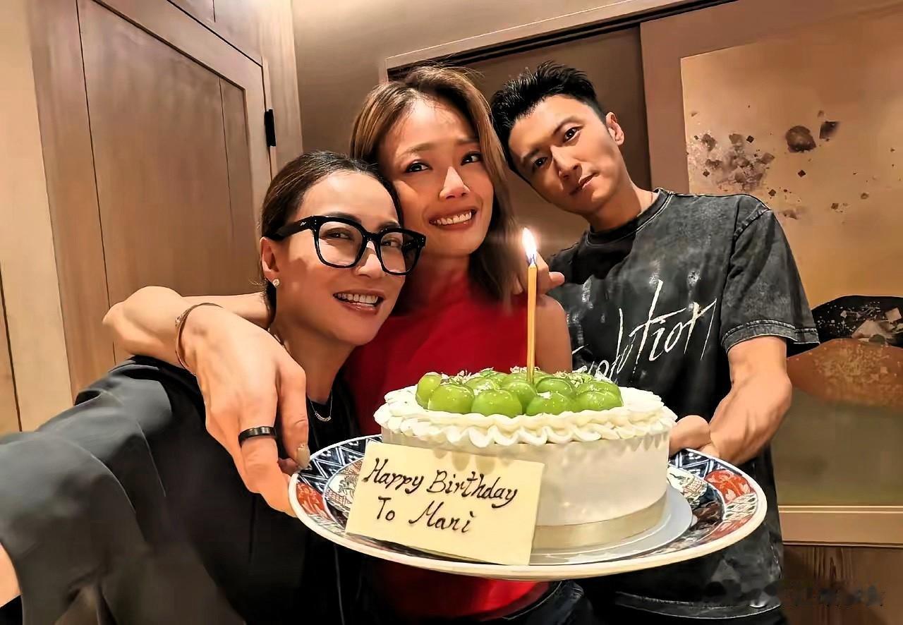 这是谢贤去世前三天，谢霆锋跟容祖儿和霍汶希的合照，看得出来，这个时候谢霆锋的表情