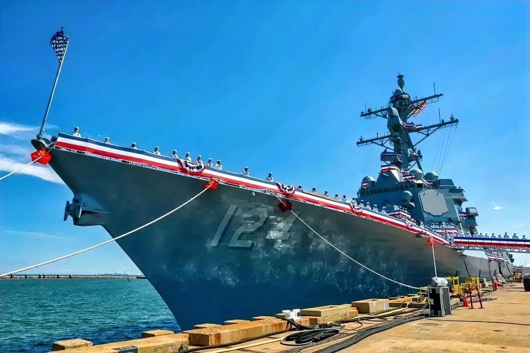 美国海军阿利·伯克IIA驱逐舰“小哈维·C·巴鲁姆号”于4月11日在弗吉尼亚州诺