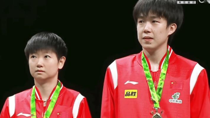 慌忙对视那一瞬间太萌、 ​​​