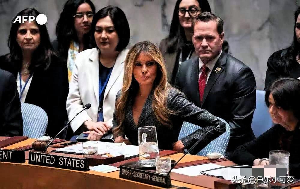 世界如此荒唐！一个通过爱泼斯坦之手，“偷渡”到美国，介绍给特朗普的东欧女人，现在