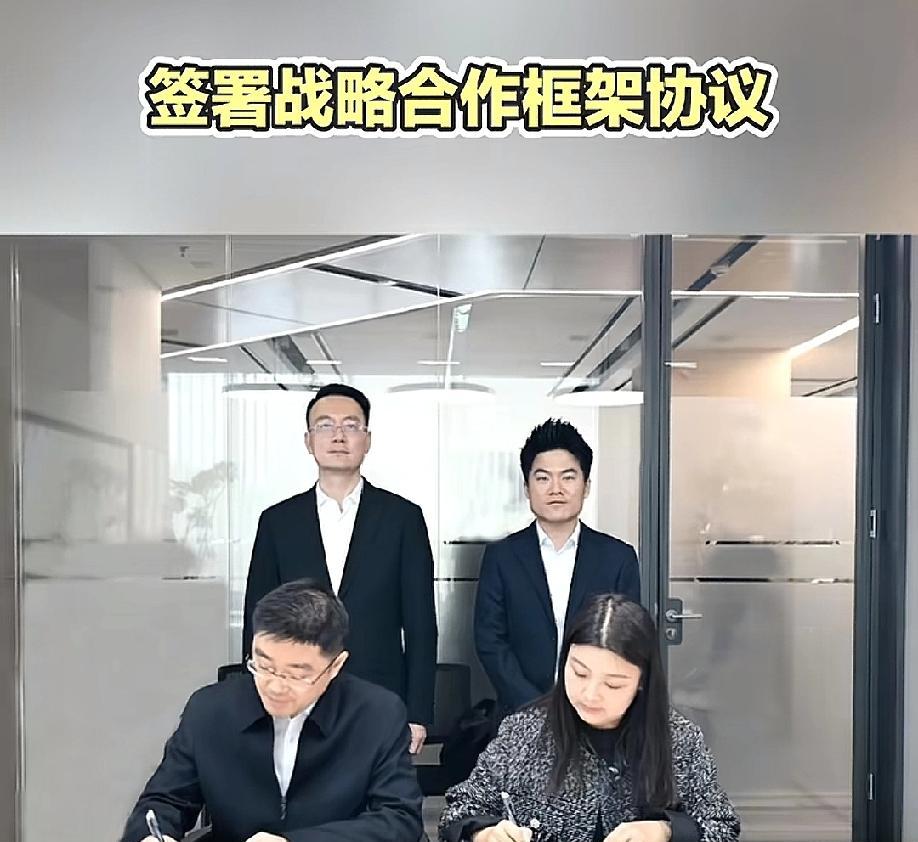 签字笔落下那秒，她的指甲掐进了掌心。
疼。
那边的一姐刚看完“五美”亮相就崩了，