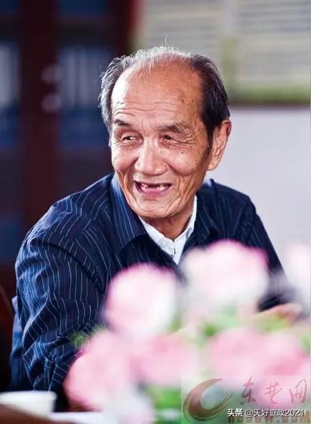 回乡定居大冶已有一段时日，日常闲余潜心钻研象棋。依托早年在深圳棋协交流积攒的成果