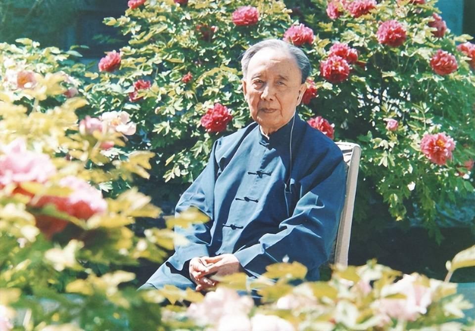 [太阳]1978年郭沫若去世后，家人按照遗嘱将其骨灰撒在大寨的梯田里，此后不断有