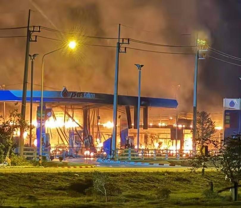 泰国南部边境三府多地加油站遇袭起火有警察受伤
 据《曼谷时报》1月11日消息，南