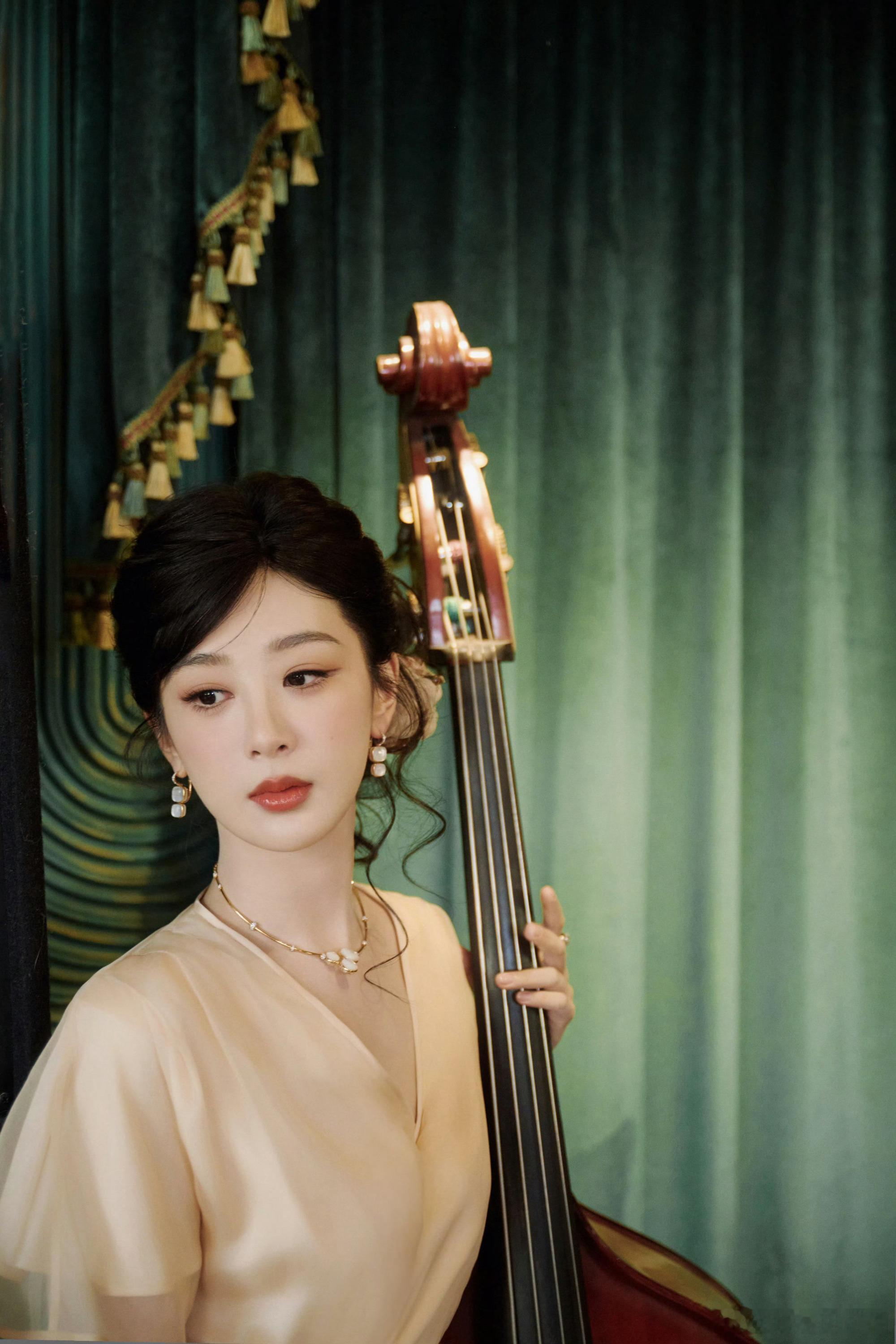 好喜欢今天杨紫这套裸色高定纱裙，整个人简直白到发光的状态，太温柔了（想喊妈妈 