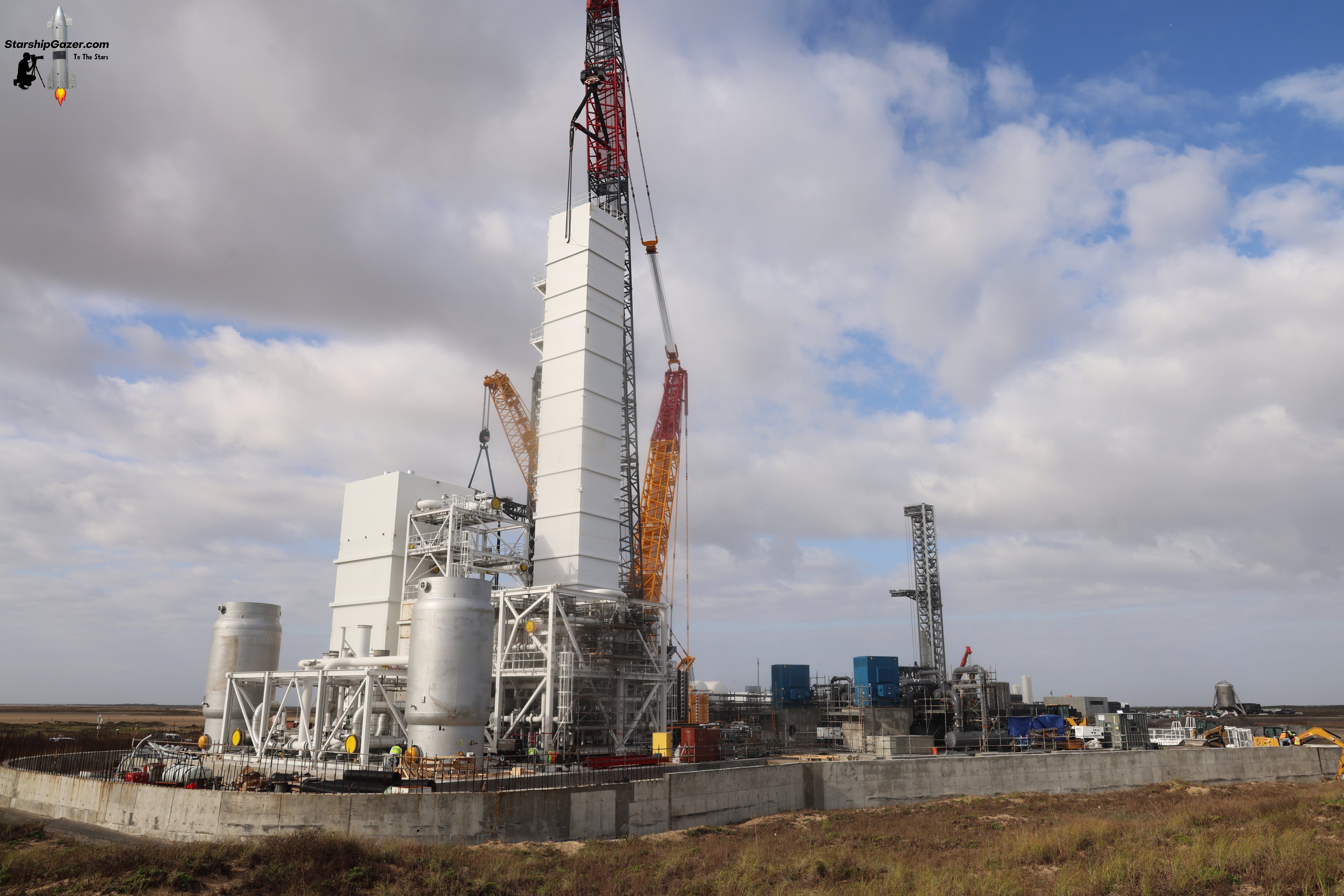 Starbase空气分离工厂的主冷却塔已经吊装到位。 