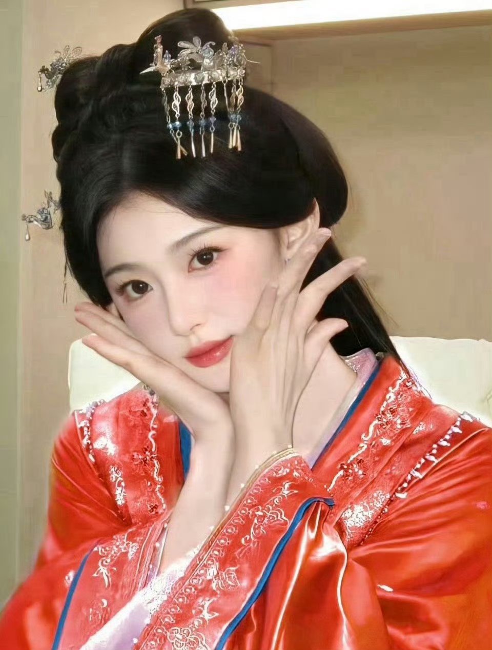 孔雪儿又用美貌袭击我 孔雪儿红衣垂耳兔路透杀疯了！一身红衣走过来隔着屏幕都闻到姐