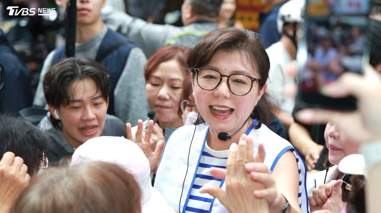 郭正亮大赞石舫亘：28日陪蒋万安专访、29日代夫鞠躬扫街，有票——亲民气质太圈粉