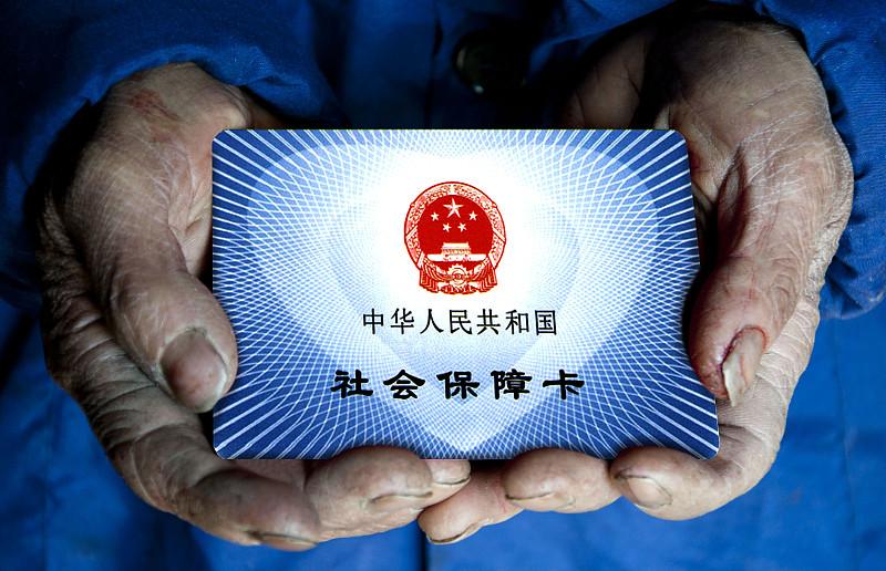 近日，湖南常德71岁的茹先生顺利领到了42万元养老金。
此前，他曾是株洲一家国营