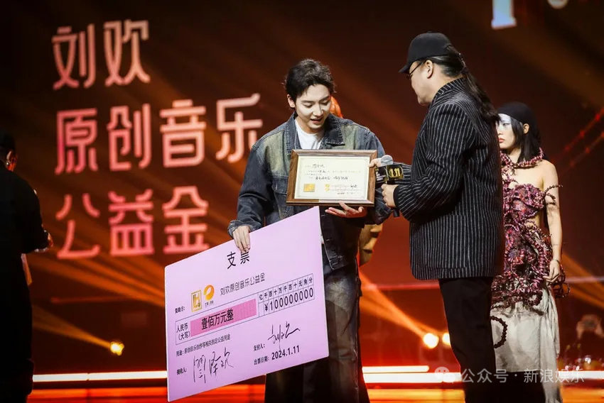 刘欢为甄嬛传音乐特意去横店看场景刘欢不止是歌手舞台之外，刘欢还是对外经济贸易大学