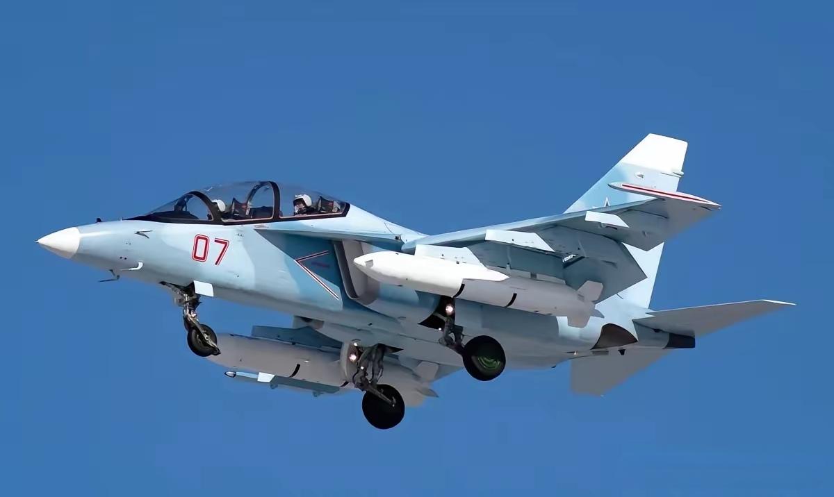 俄罗斯一架教练机坠毁 三人遇难。

本文转自【央视新闻客户端】；
总台记者当地时