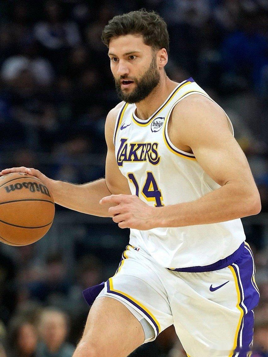 克勒贝尔没有随队去往客场，湖人正在进行一波六连客。雷迪克表示，希望克勒贝尔在某个