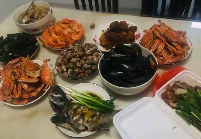 全红婵爸妈招待广东台主持人，没去饭店，家里做了一桌湛江菜 ​​​
