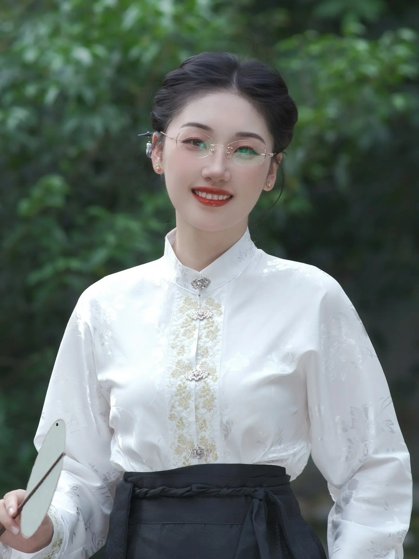 蓝桉已遇释槐鸟。