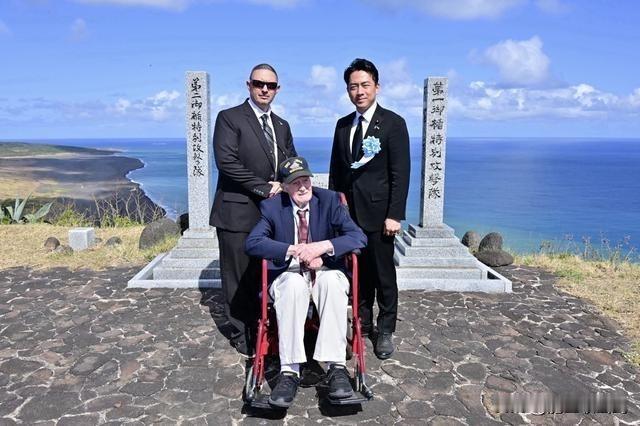日本防卫大臣和“抗日”英雄。在硫磺岛战役结束81周年之际，美日联合举行纪念仪式，
