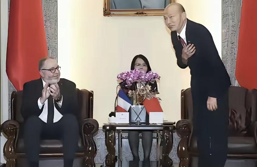 韩国瑜这个样子，也太令人不齿了！
 
感觉韩国瑜像是在日本培训过一样，举手投足之