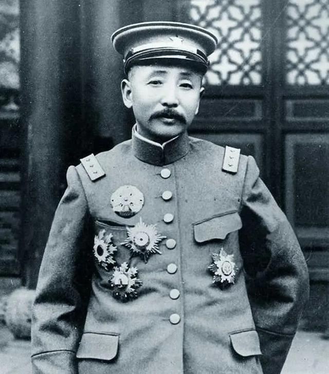 据说，曾有一回，张作霖出席一场宴会。宴会上，他应日本人邀请，为他们拿来的书画题字