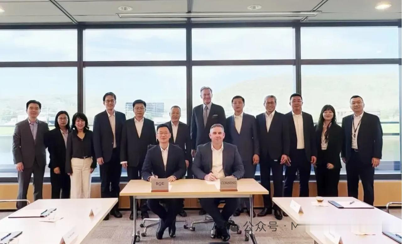 京东方+华灿发力玻璃基CPO、AR全彩MicroLED，双赛道打开成长空间
 
