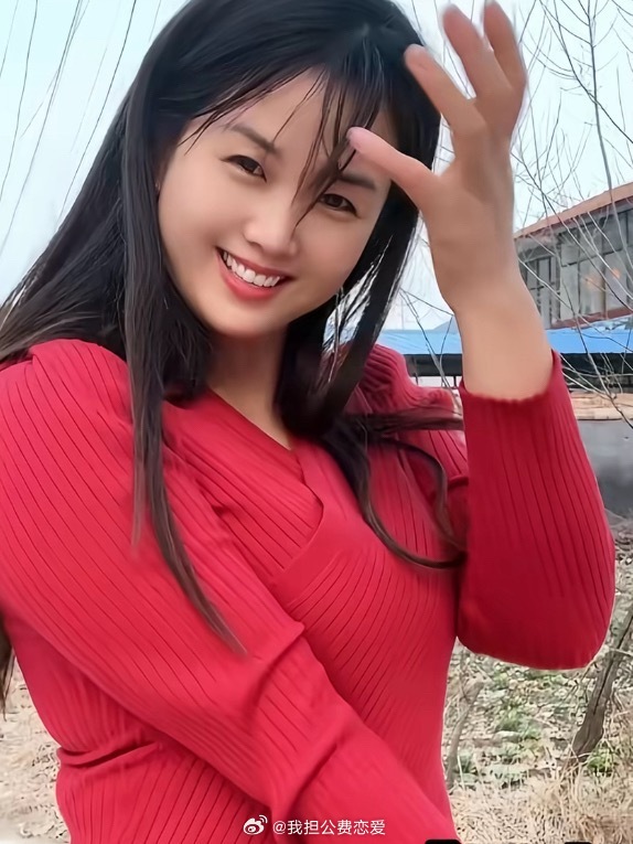全网热议！！！！网红一笑倾城撞脸白鹿 被网友戏称为互联网失散亲姐妹 