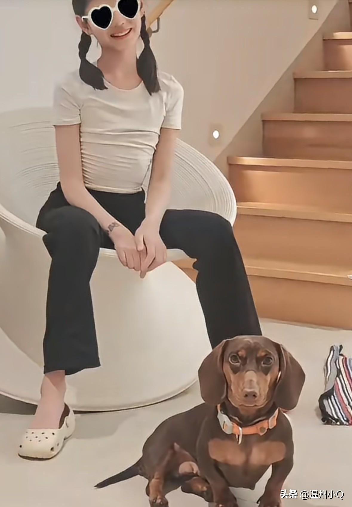 张梓琳晒大女儿胖妹居家日常，就算打码也掩盖不了胖妹的美丽。张梓琳可是拥有大长腿的
