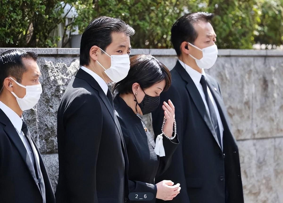美国到处打，没垮；俄罗斯硬扛，没倒；以色列四面挨打，照样活着。但你翻遍历史会发现