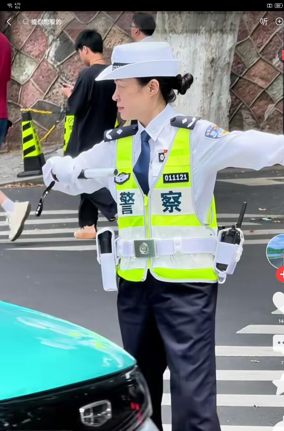 据说能有资格穿白衬衫警服的警察级别都不低，县级以下的警察叔叔，警察阿姨是没资格穿