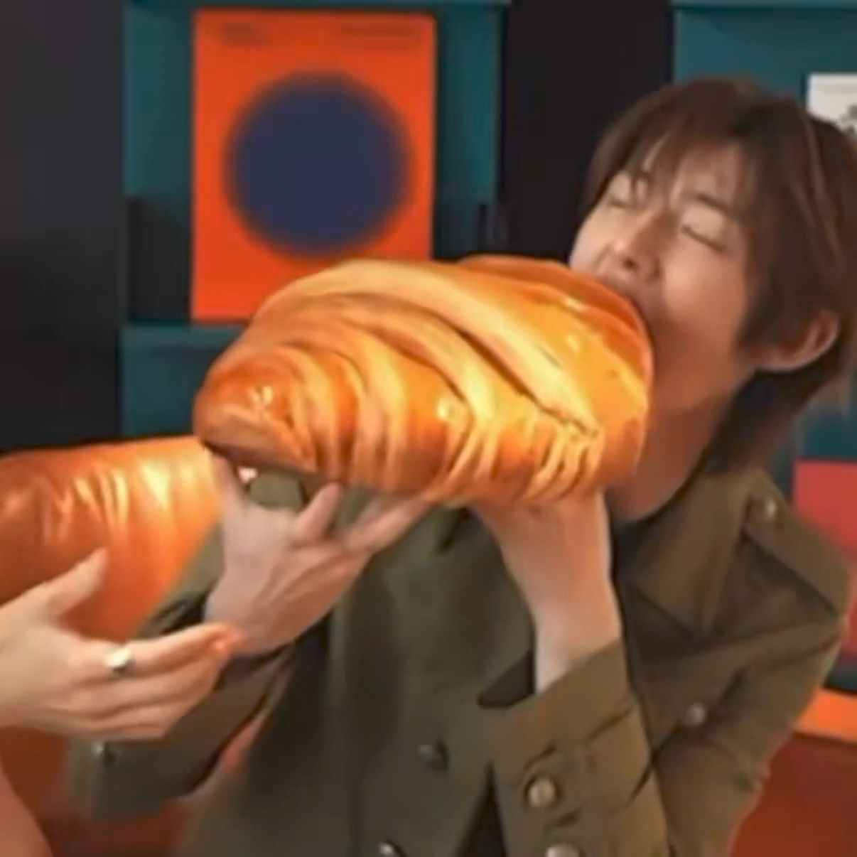 宝宝要被牛角包吃掉了🥐🥺 牛角包咬猪事件🤣 