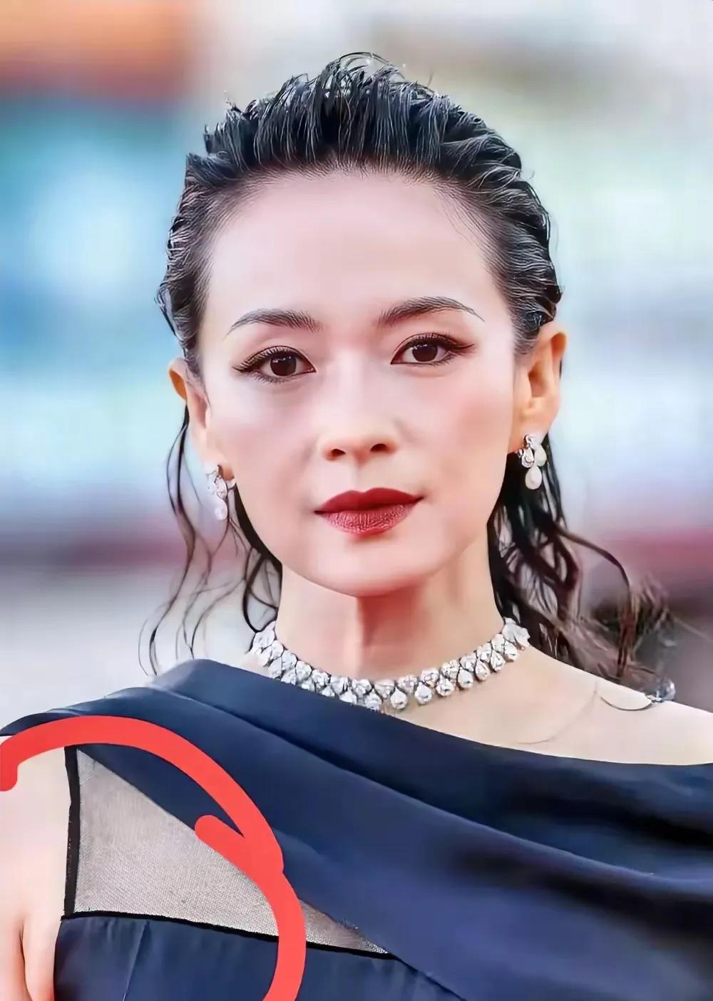 她也终于成了汪峰婚姻道路上的踏脚石，当她接盘葛荟婕的时候，可曾想过自己也会有成为