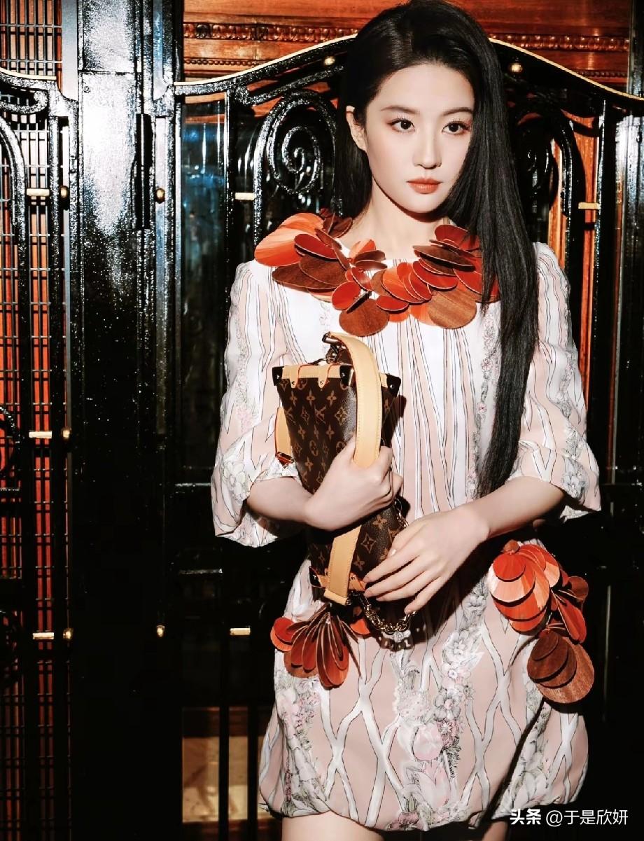 🔥刘亦菲巴黎时装周杀疯了！红色花瓣裙封神，东方美横扫国际秀场
 
作为路易威登