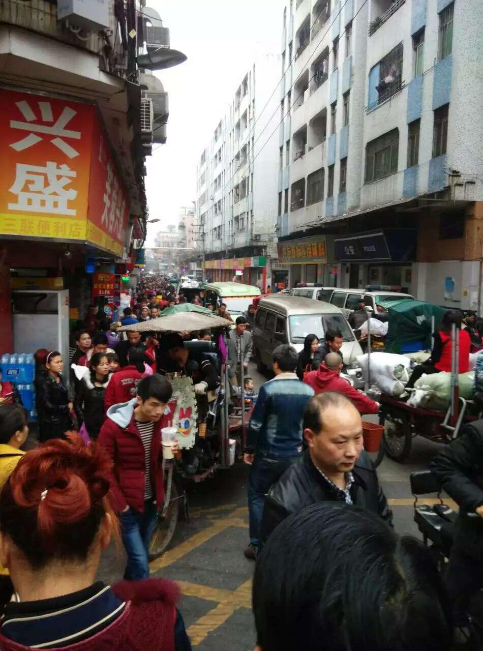 2016年的广州康乐村康乐桥头街景，16年的时候，康乐村鹭江村流行用三轮黄包车拉