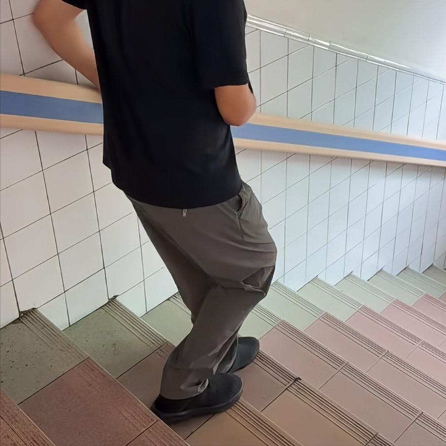 偏瘫康复必学3件事！上下楼、穿衣、翻身，看看你做对了没有？

偏瘫之后，患者和家