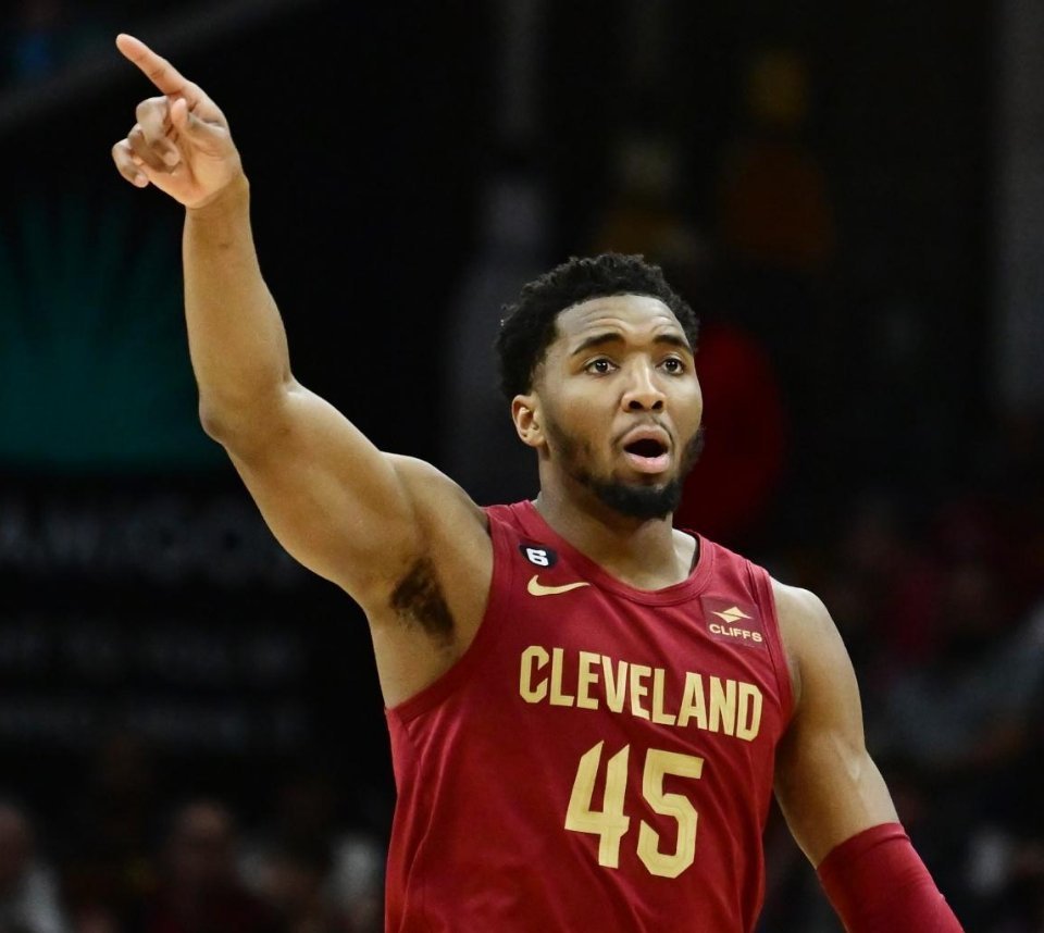 丹尼-格林近日在节目中表示：“米切尔该入选一阵。”当被问及他该取代谁时，格林说道