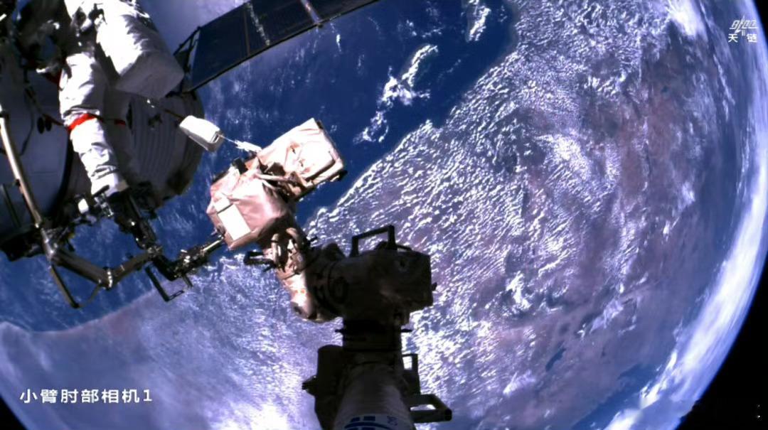 中国空间站安装了碎片防护装置翻译一下：我们在空间站加装了附加装甲
