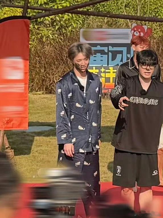 王鹤棣刘耀文这脸咋整的啊！潦草小🐶 