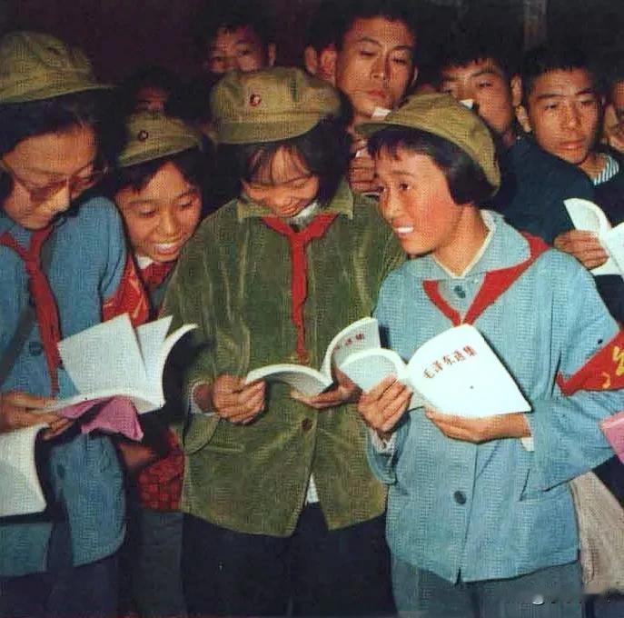 毛主席的著作，是一部光辉的革命宝典，字字迸发真理的光芒，句句凝结智慧的结晶，每一