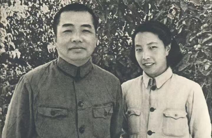 彭德怀元帅平反后，组织将一笔四万八千元补发工资与遗物交到浦安修手中。

相关同志