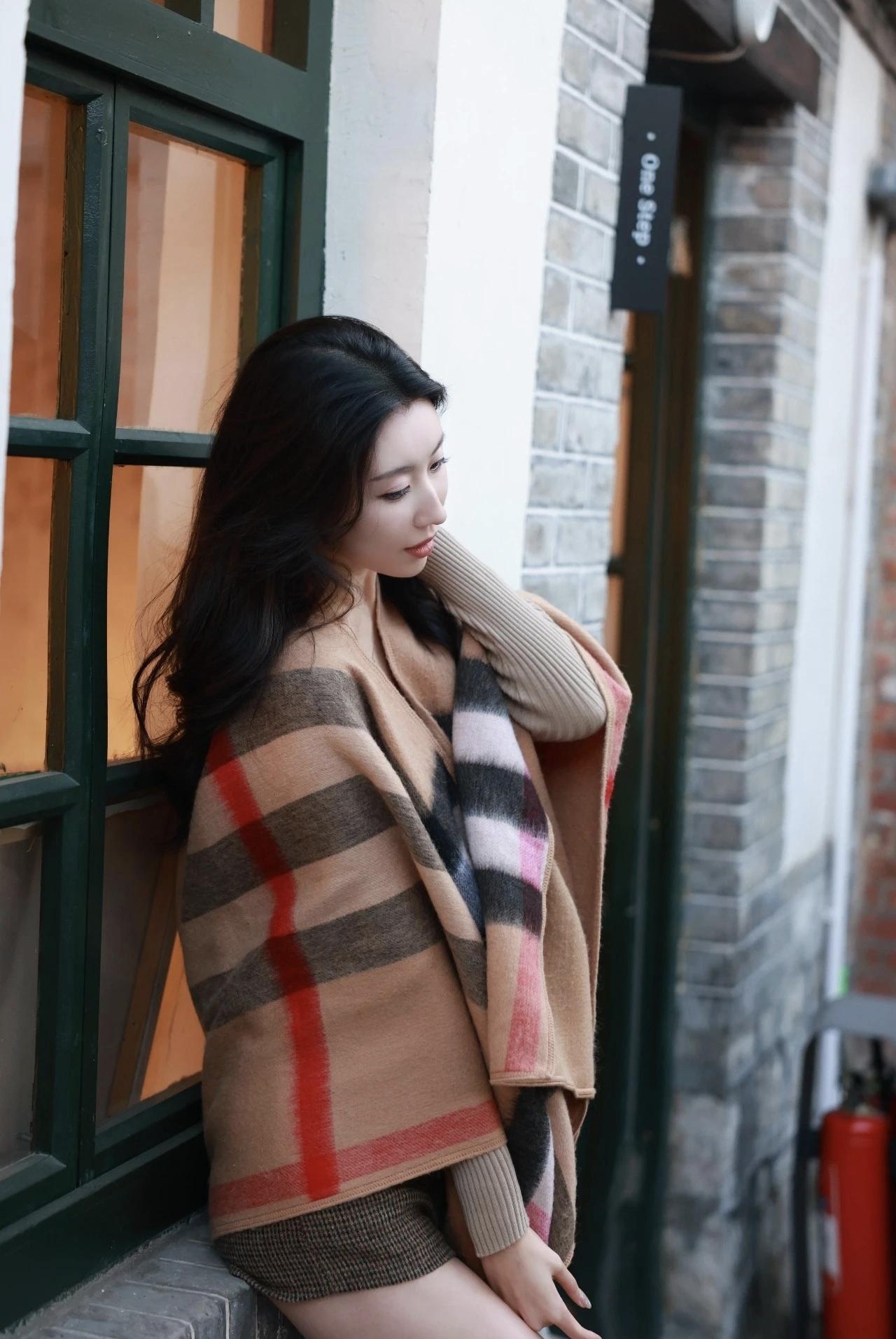 街角的窗棂边，裹着格纹披肩接住秋日的温柔，风里都是慵懒的氛围感～