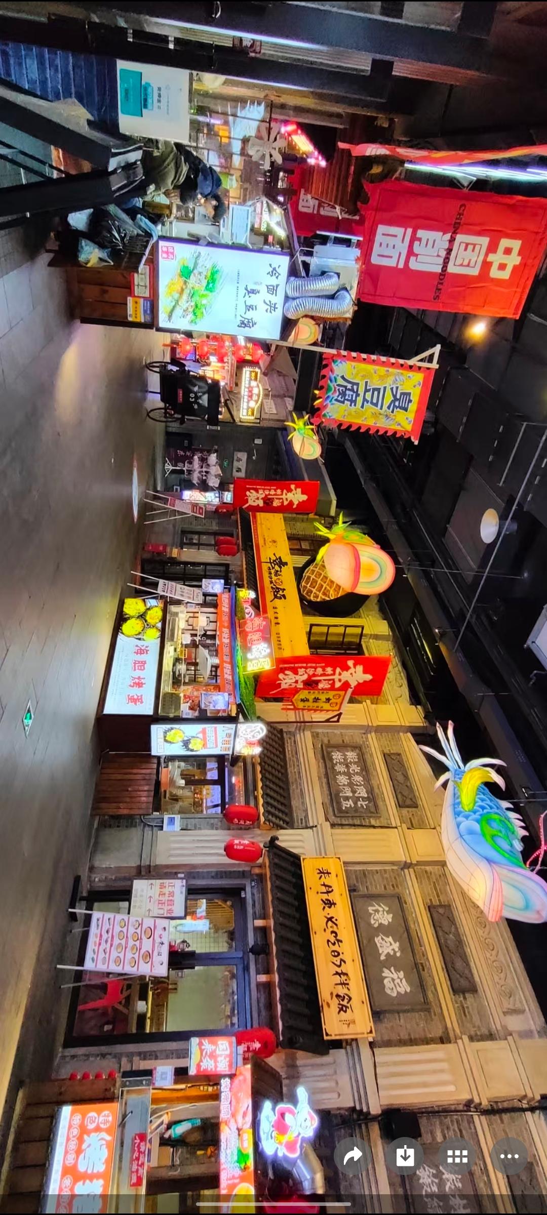 夜幕下的繁华夜市，霓虹灯下美食琳琅满目，人间烟火气扑面而来。🌟🍜🍢