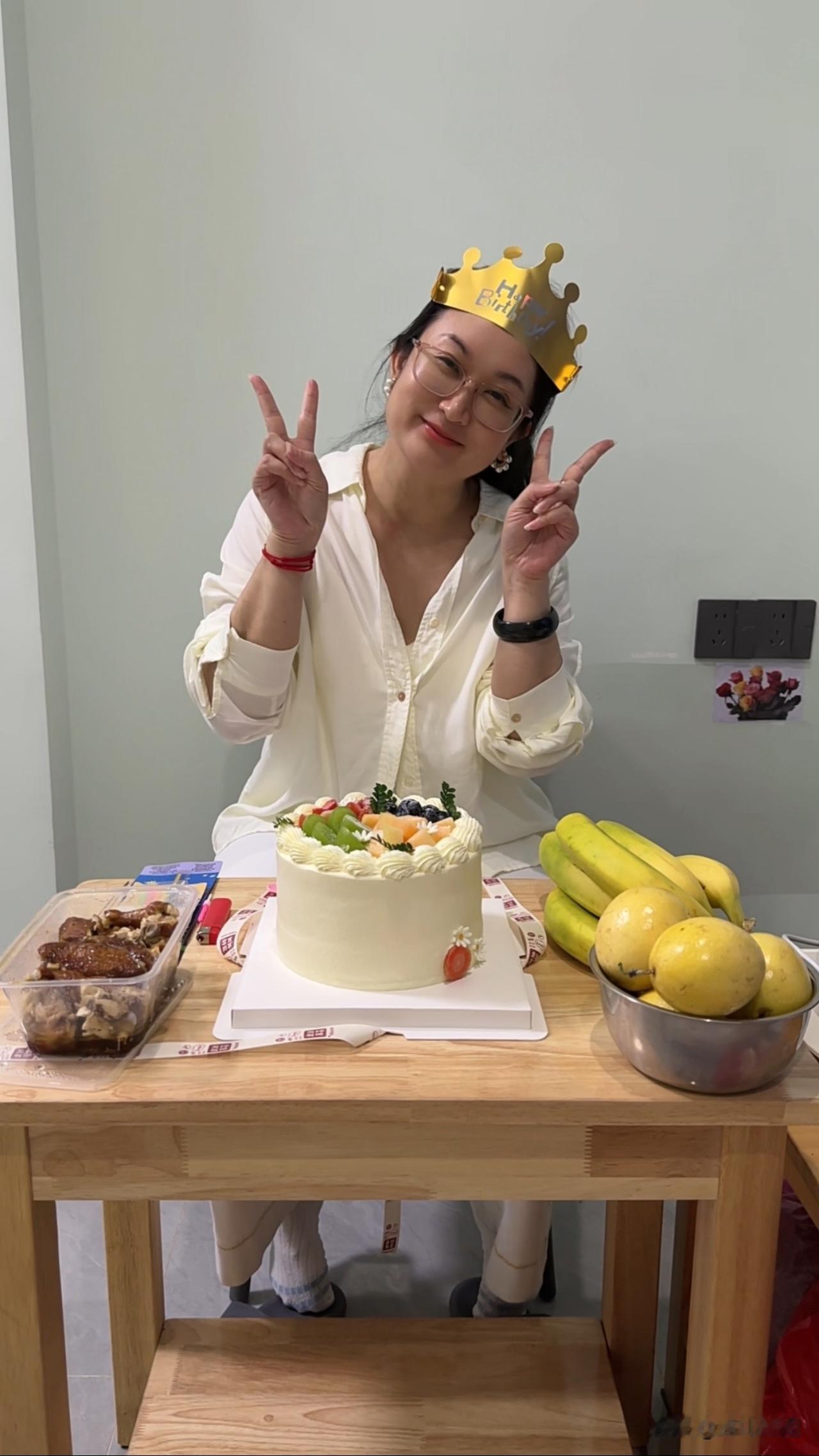 生日了，应该是四十多岁了，还是那么美[呲牙][呲牙]。
不怕丑的话，还能生孩子[