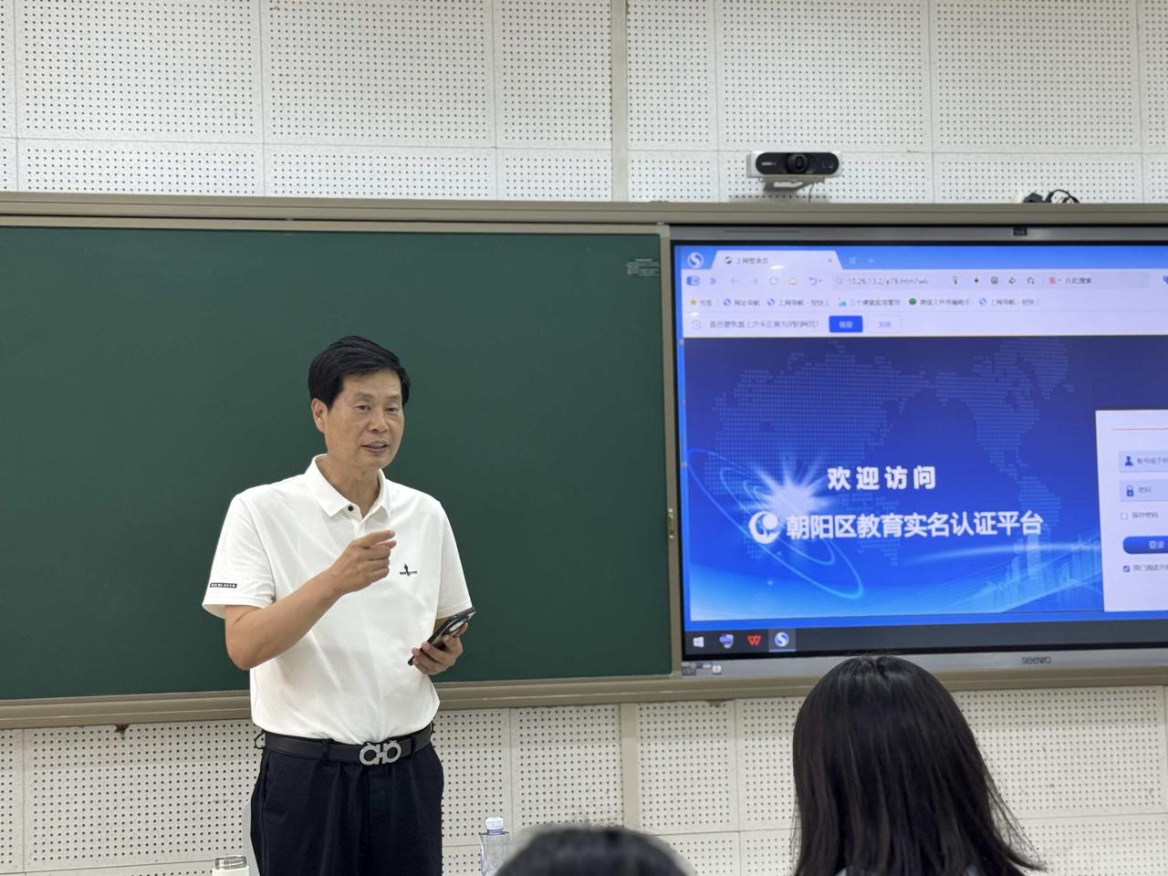 数学教科书的深度使用：从内容挖掘到结构与活动的联动
 
数学教科书是学生学习的核